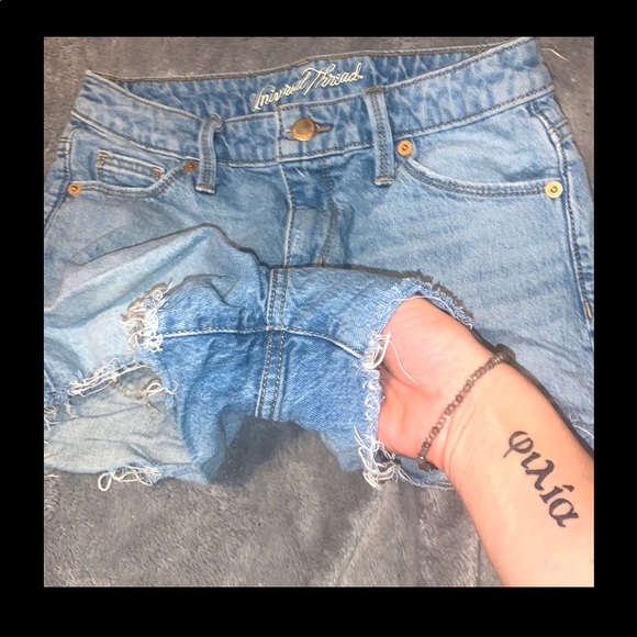 Universal Thread High Rise Shortie High Waisted Light Wash Jean Shorts Sz 2/26R - Picture 4 of 16